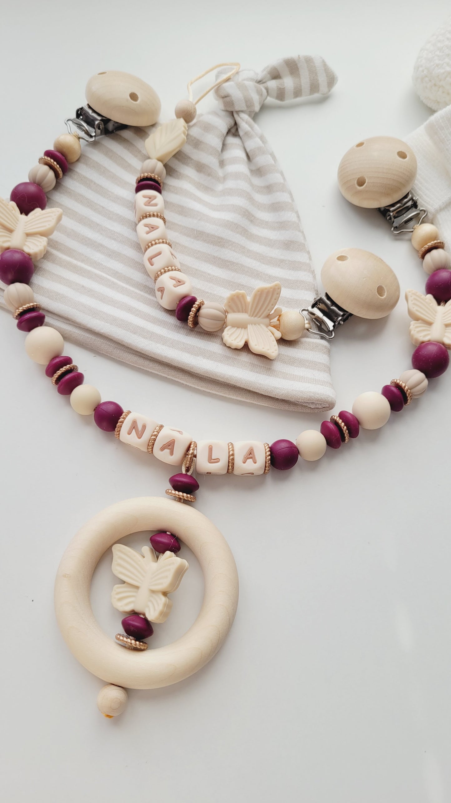 Kinderwagenkette & Schnullerkette mit Namen Schmetterling & Blatt bordaux beige braun