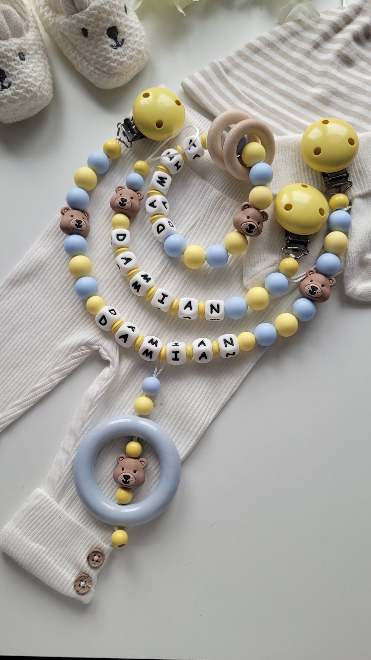 3er Set Schnullerkette Kinderwagenkette & Greifring mit Namen Bärchen gelb blau