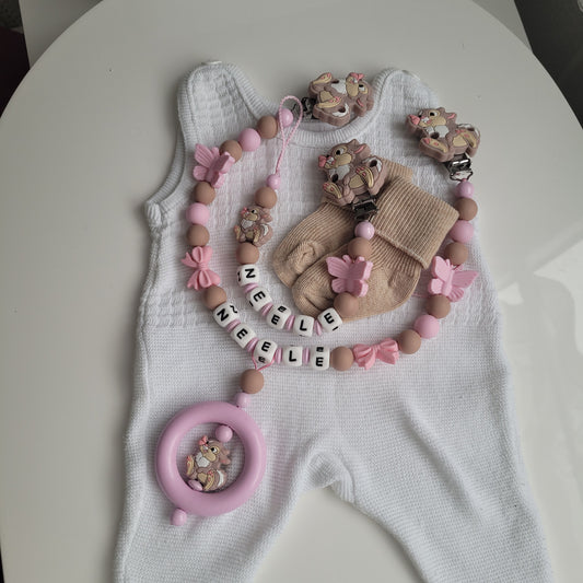 Kinderwagenkette & Schnullerkette mit Namen Hase Schmetterling rosa taupe