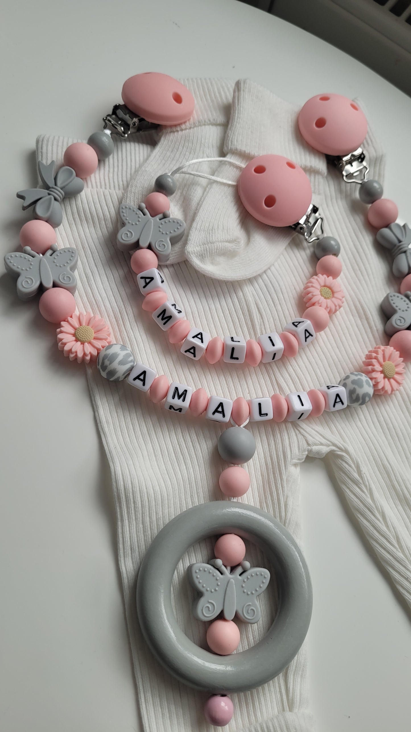 Kinderwagenkette & Schnullerkette mit Namen für Mädchen  rosa grau Schmetterling
