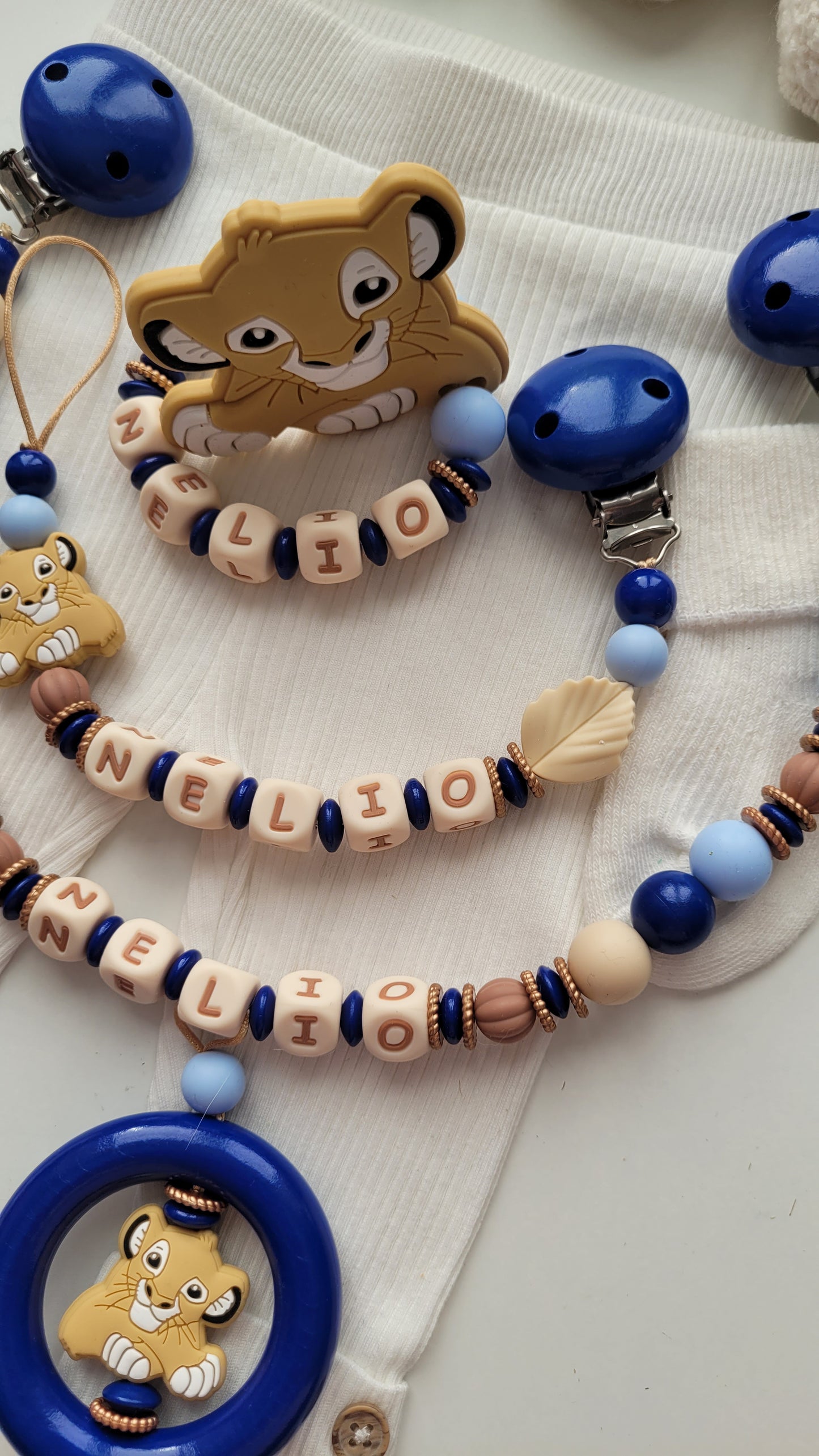 3tlg. Set Schnullerkette, Kinderwagenkette & Beißring mit Namen – Löwe blau gold
