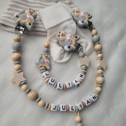 Kinderwagenkette & Schnullerkette mit Namen Hase grau holz