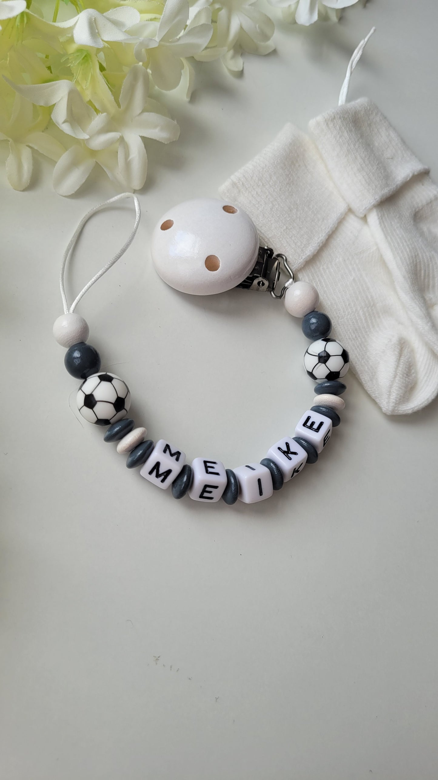 Schnullerkette mit Namen für Jungen Fussball grau weiss