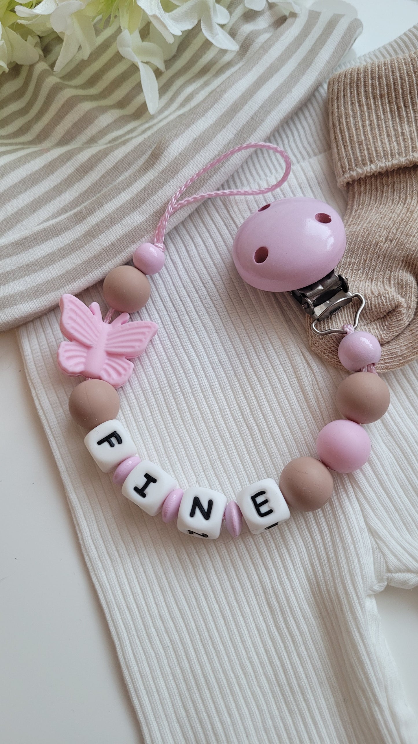 Kinderwagenkette & Schnullerkette mit Namen Schmetterling rosa taupe