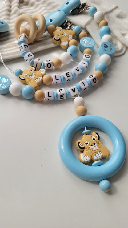 3tlg. Set Schnullerkette Kinderwagenkette & Beissring mit Namen Löwe & i love Mom und Dad blau weiss beige