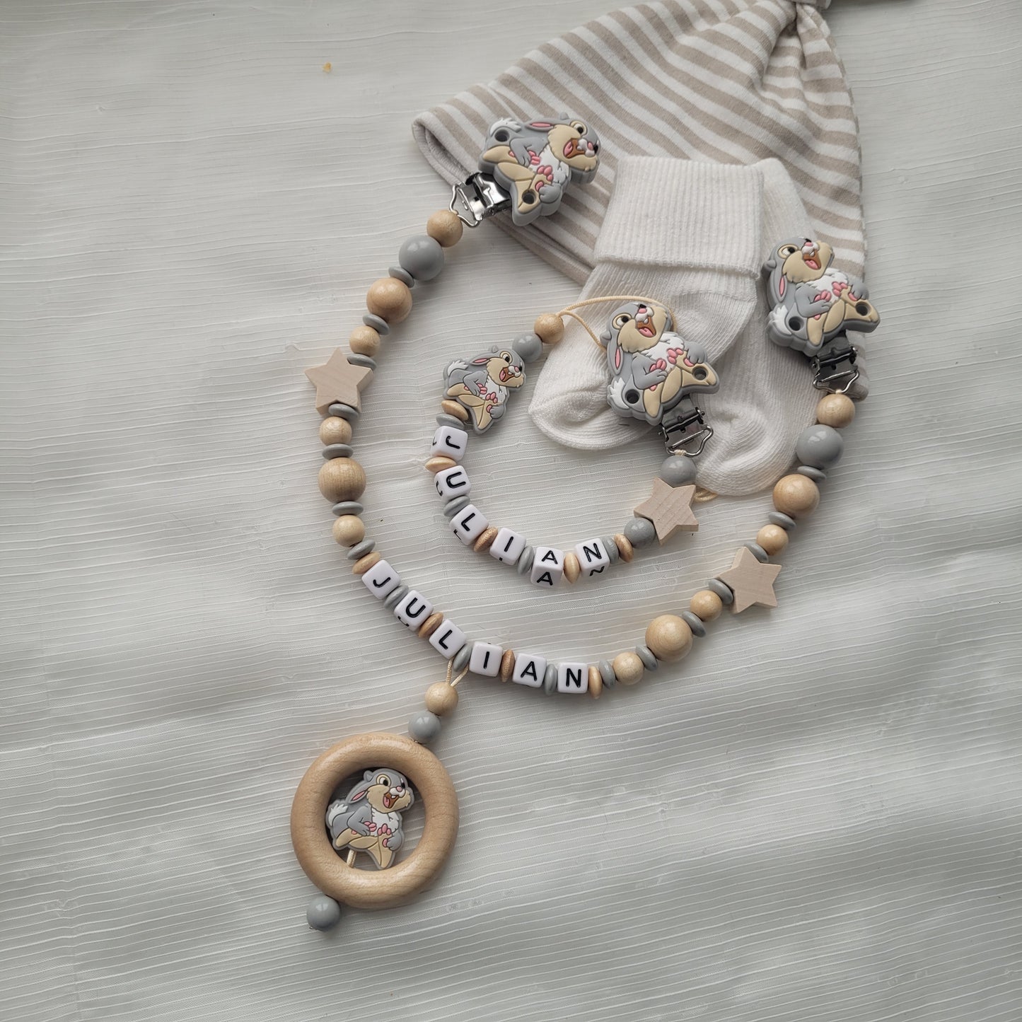 Kinderwagenkette & Schnullerkette mit Namen Hase grau holz