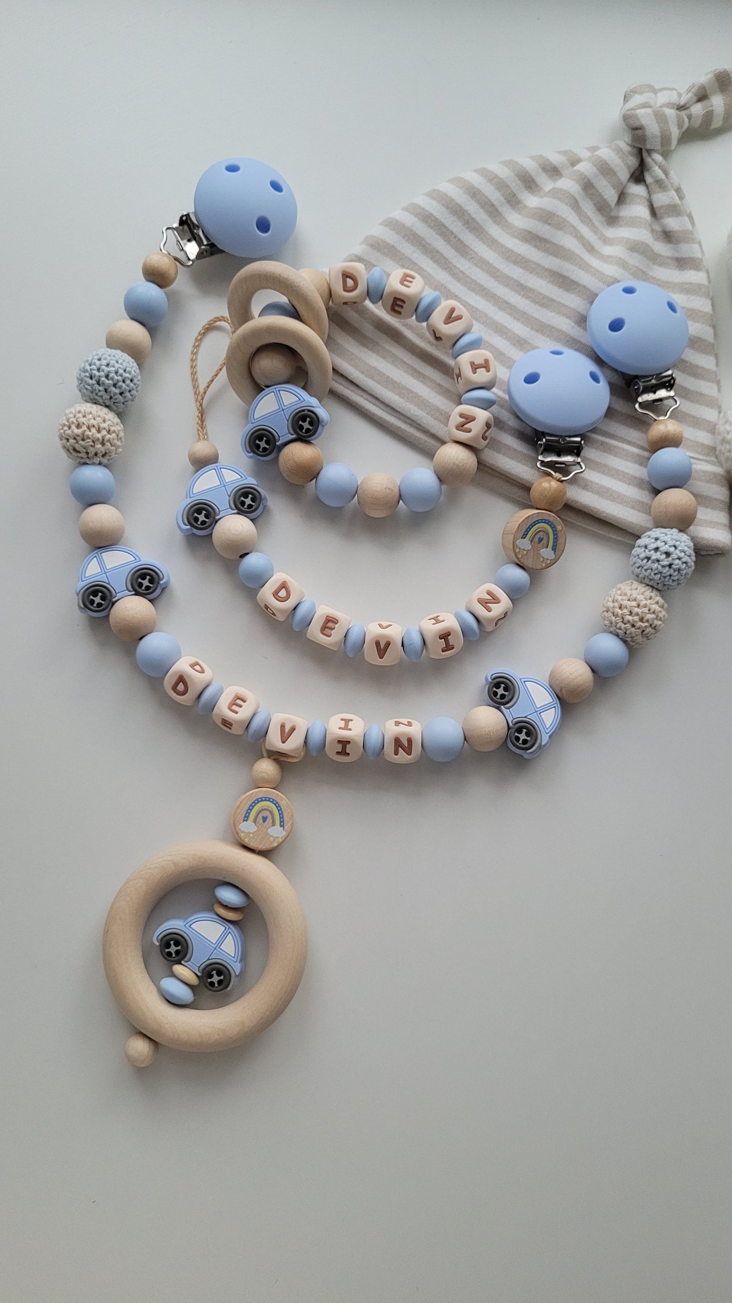 Schnullerkette Kinderwagenkette & Greifring mit Namen Auto Regenbogen babyblau holz
