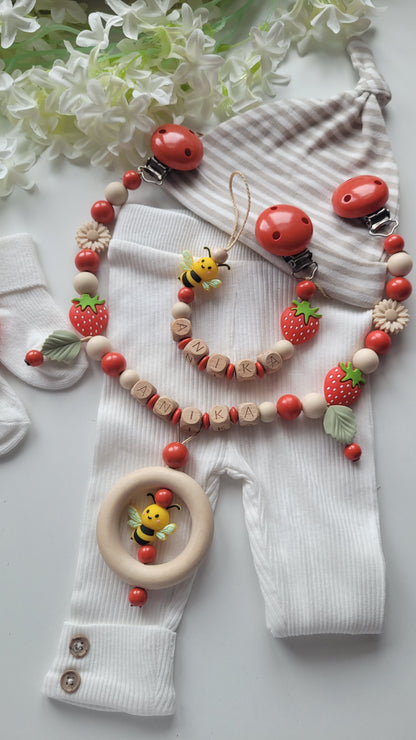 3er Set Kinderwagenkette & Schnullerkette + Greifring mit Namen für Mädchen Erdbeeren und Bienen