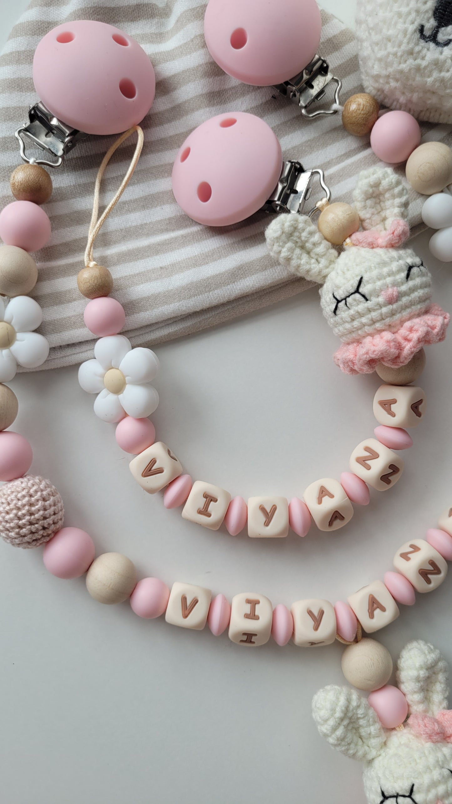 Kinderwagenkette & Schnullerkette mit Namen für Mädchen Häkelhasen & Blumen rose holz