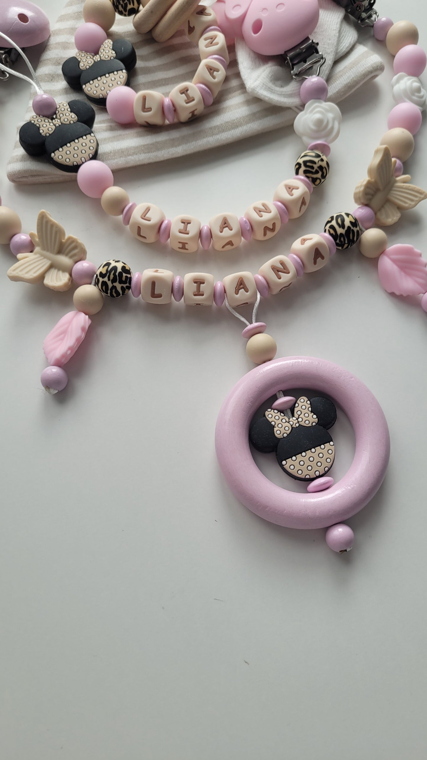 3er Set Schnullerkette Kinderwagenkette & Beissring mit Namen Mäuse & Schmetterlinge beige weiss rosa