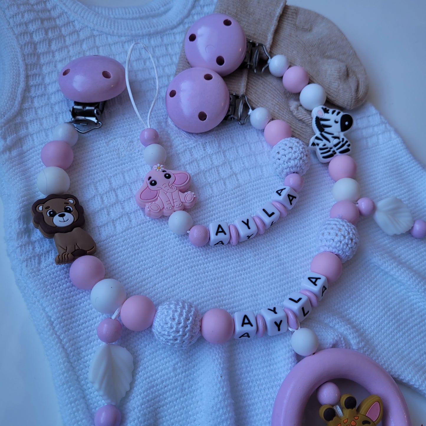 Kinderwagenkette & Schnullerkette mit Namen Kleine Safari rosa weiss
