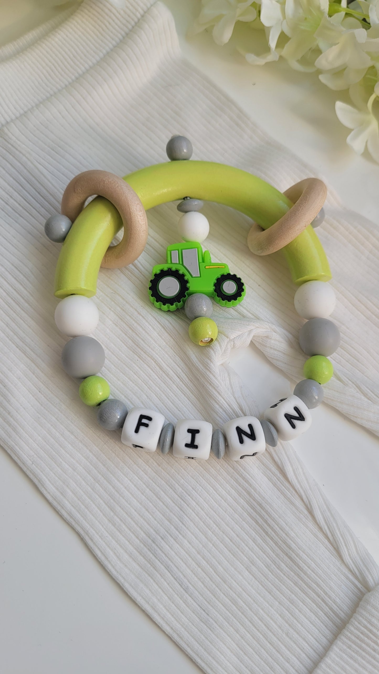 4tlg.Set Schnullerkette Kinderwagenkette, Spieleanhänger & Greifring mit Namen Traktor grün grau