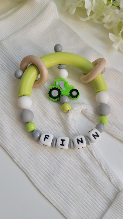 4tlg.Set Schnullerkette Kinderwagenkette, Spieleanhänger & Greifring mit Namen Traktor grün grau