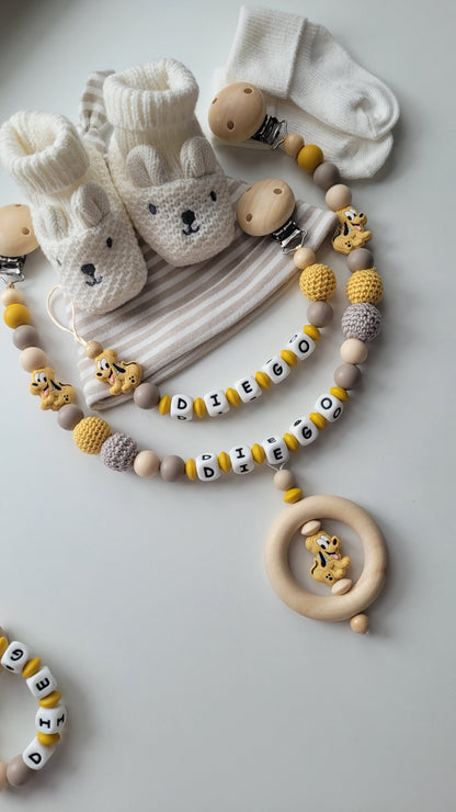 Kinderwagenkette & Schnullerkette mit Namen für Jungen Hund beige graubraun gelb
