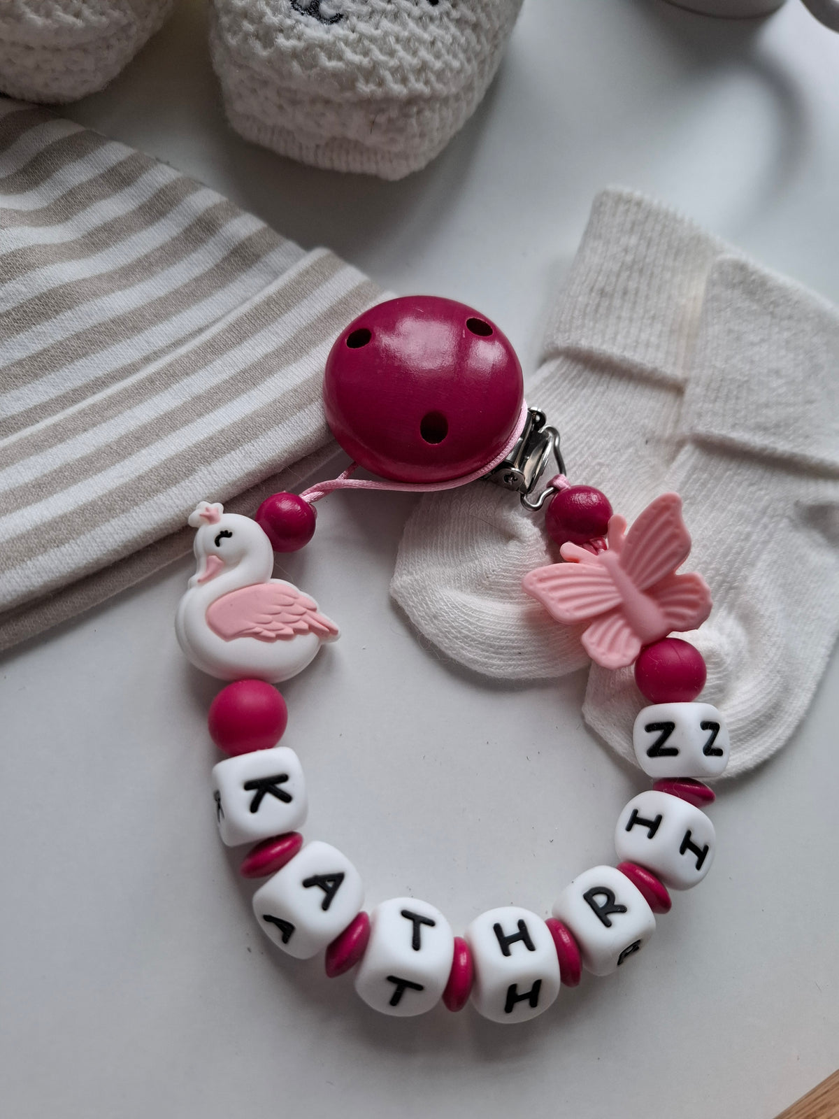 Schnullerkette mit Namen für Mädchen Schwan pink personalisiert