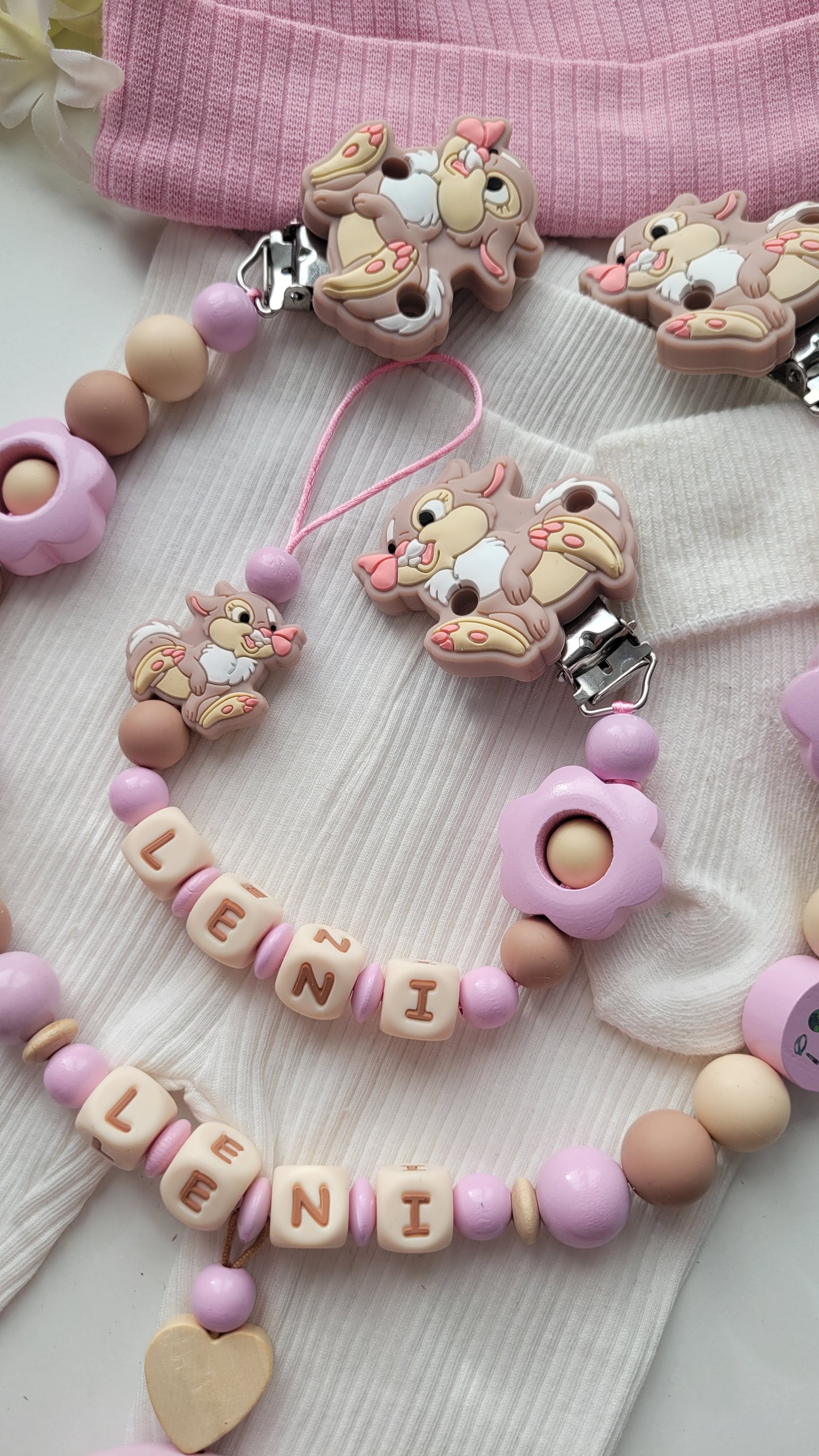 2tlg. Set Kinderwagenkette & Schnullerkette mit Namen – Hase & Blumen rosa taupe
