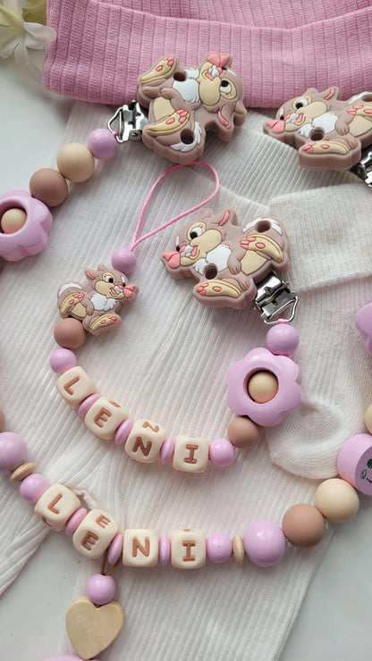 2tlg. Set Kinderwagenkette & Schnullerkette mit Namen – Hase & Blumen rosa taupe