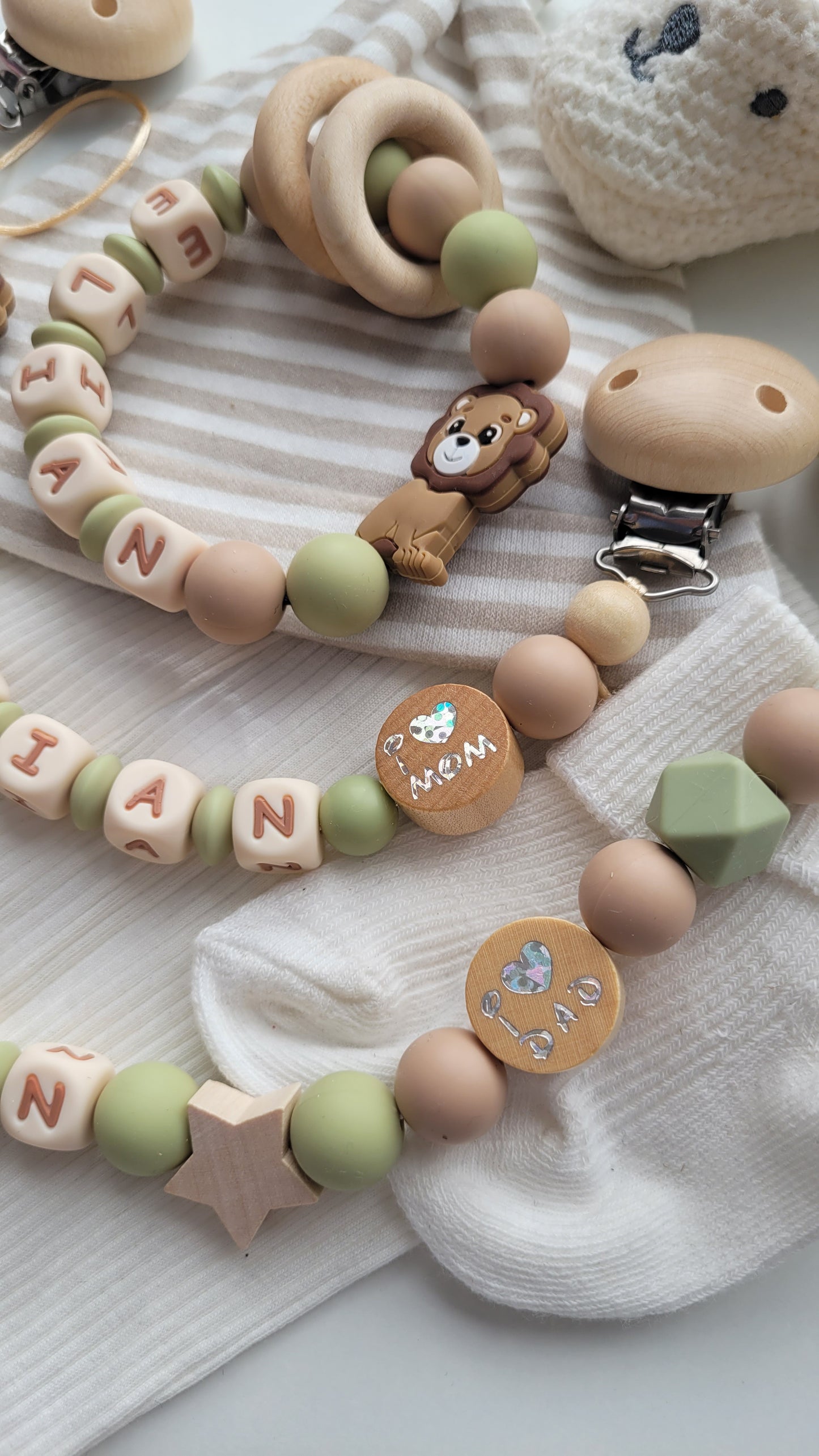 3er Set Schnullerkette Kinderwagenkette & Greifring mit Namen Löwe & i love Mom und Dad salbei beige