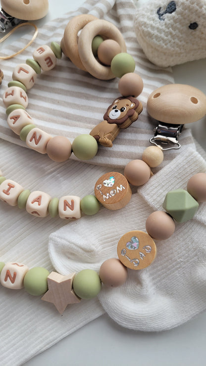 3er Set Schnullerkette Kinderwagenkette & Greifring mit Namen Löwe & i love Mom und Dad salbei beige