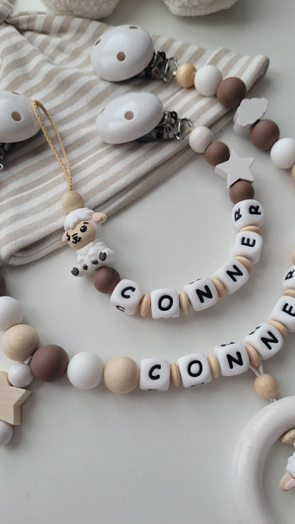 Schnullerkette Kinderwagenkette & Beissring mit Namen Schäfchen Sterne & Wolken beige braun weiß