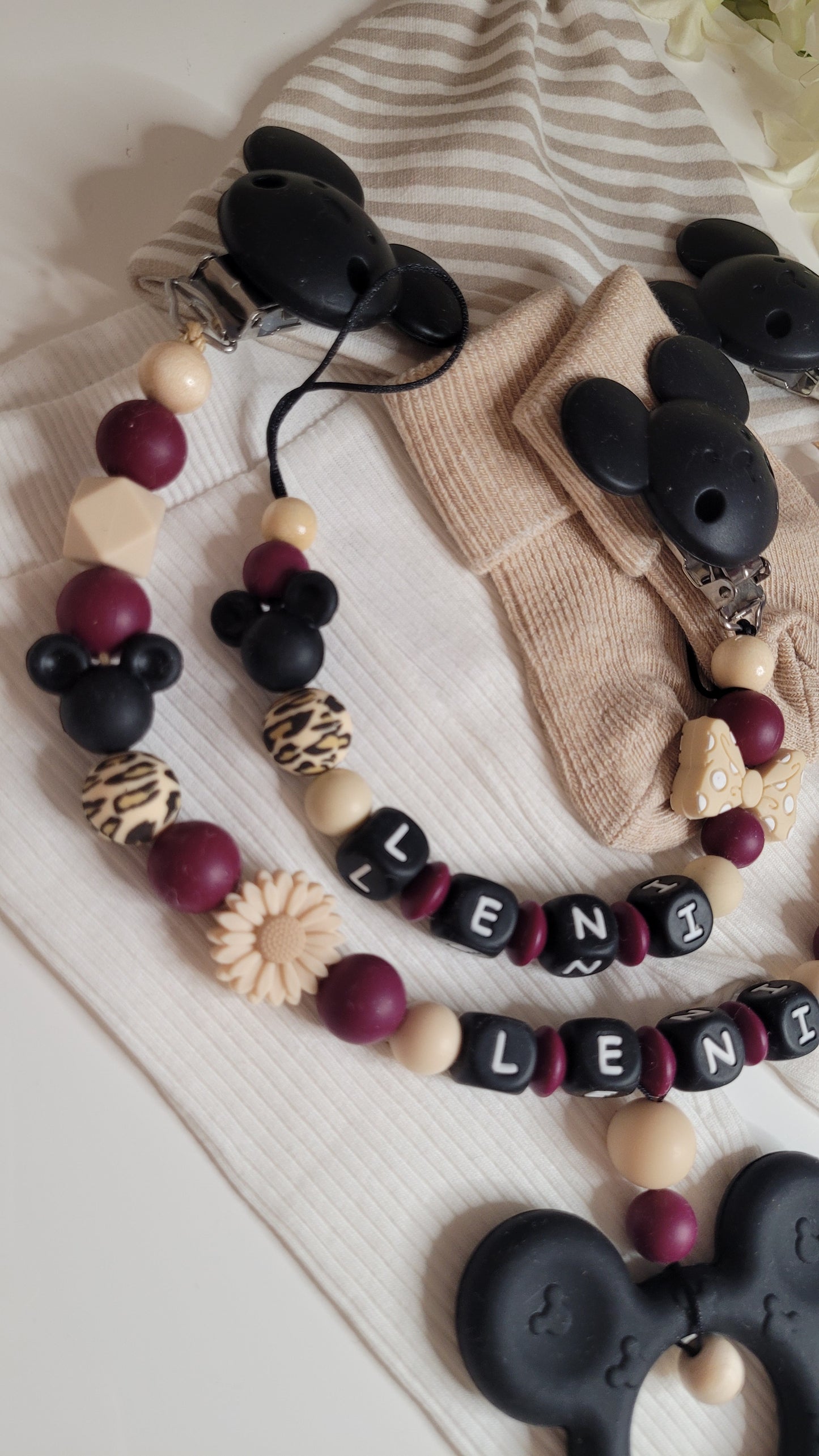 Kinderwagenkette & Schnullerkette mit Namen für Mädchen Maus weinrot beige schwarz