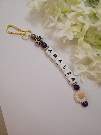 Schlüsselanhänger mit bis zu 3 Namen Pflaume Gold Leo Silikonblume Beige