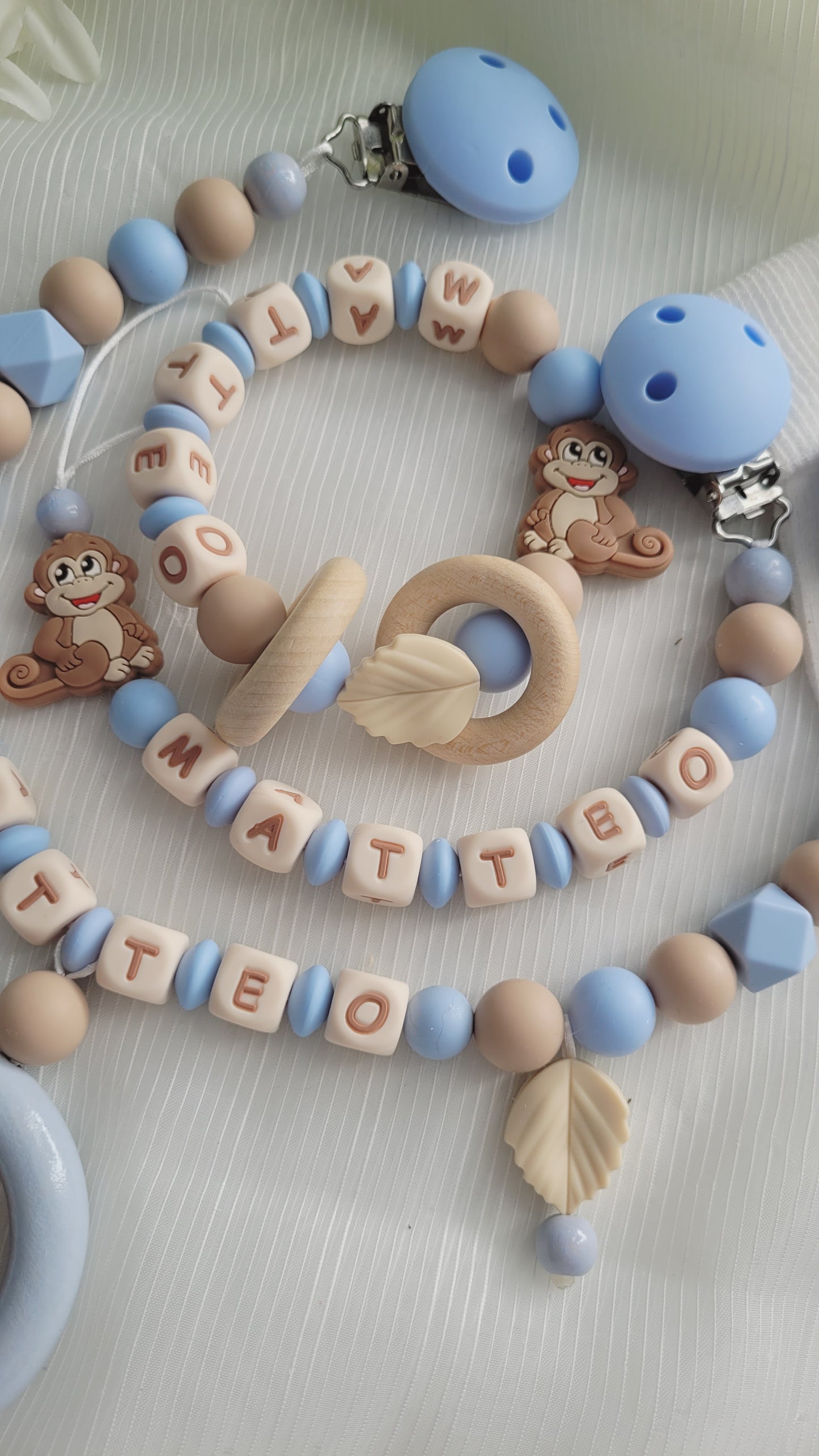 3tlg.Set Schnullerkette Kinderwagenkette & Greifring mit Namen Äffchen hellblau beige