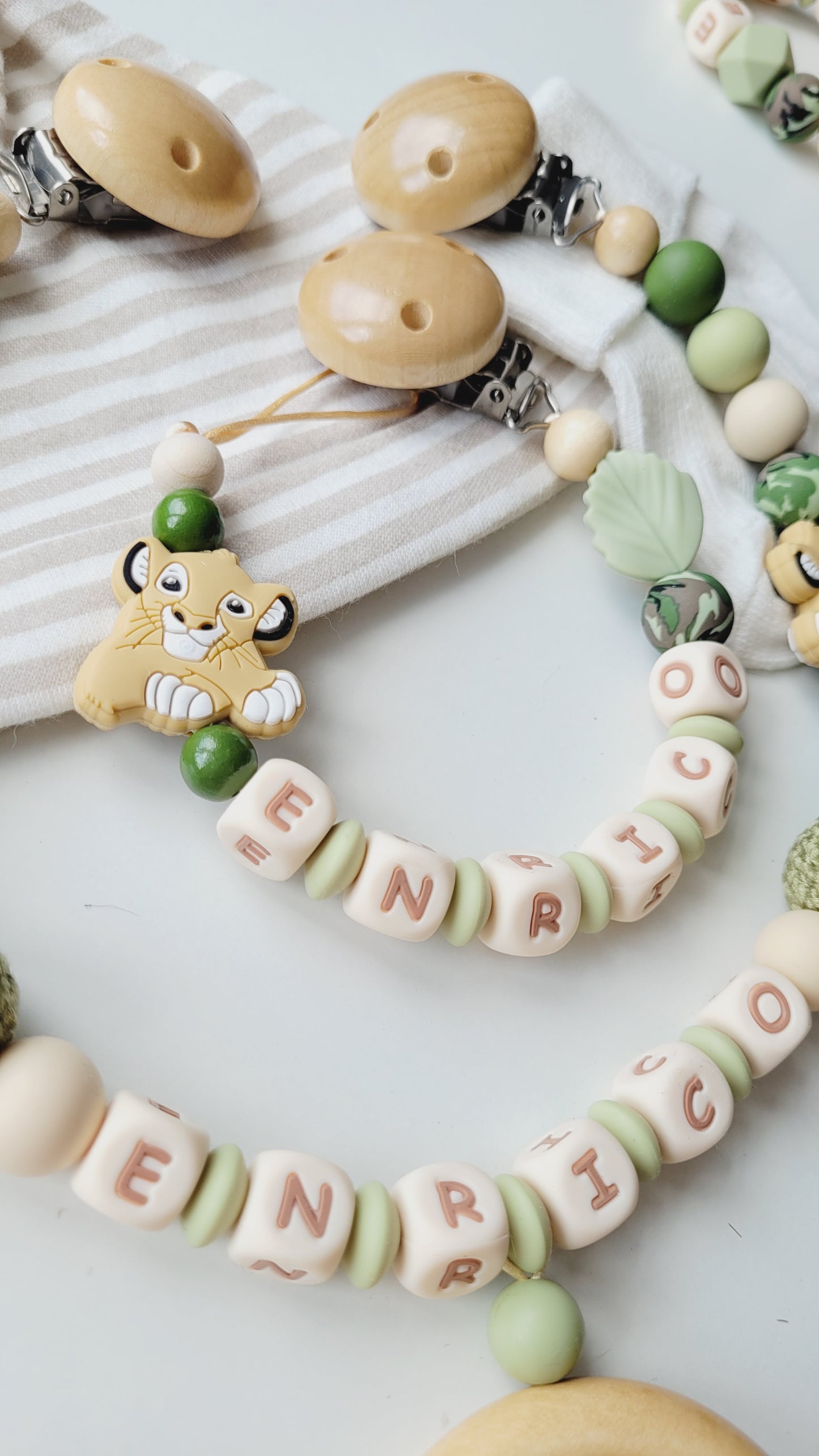 3tlg. Set Schnullerkette Kinderwagenkette & Beissring mit Namen Löwe & camu ab