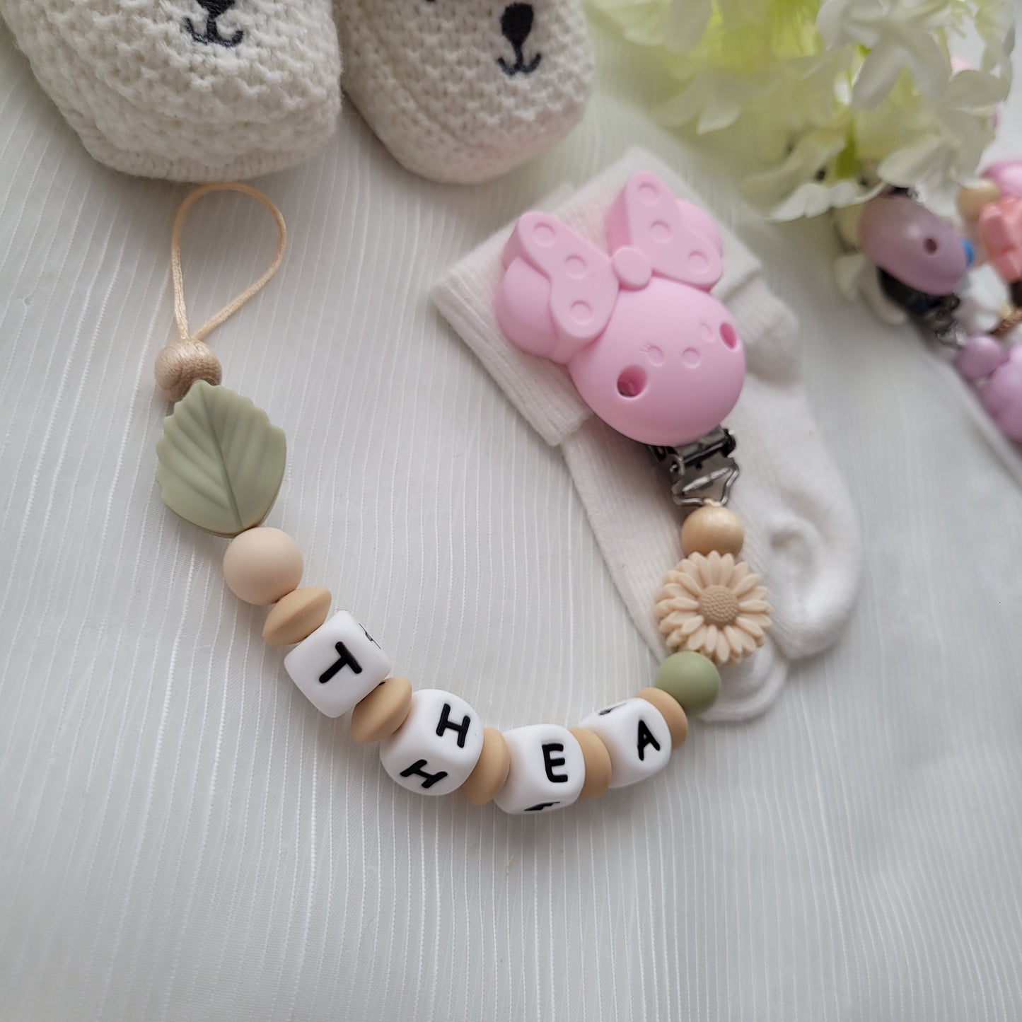 Schnullerkette mit Namen für Mädchen Blatt & Blume salbei grün rosa