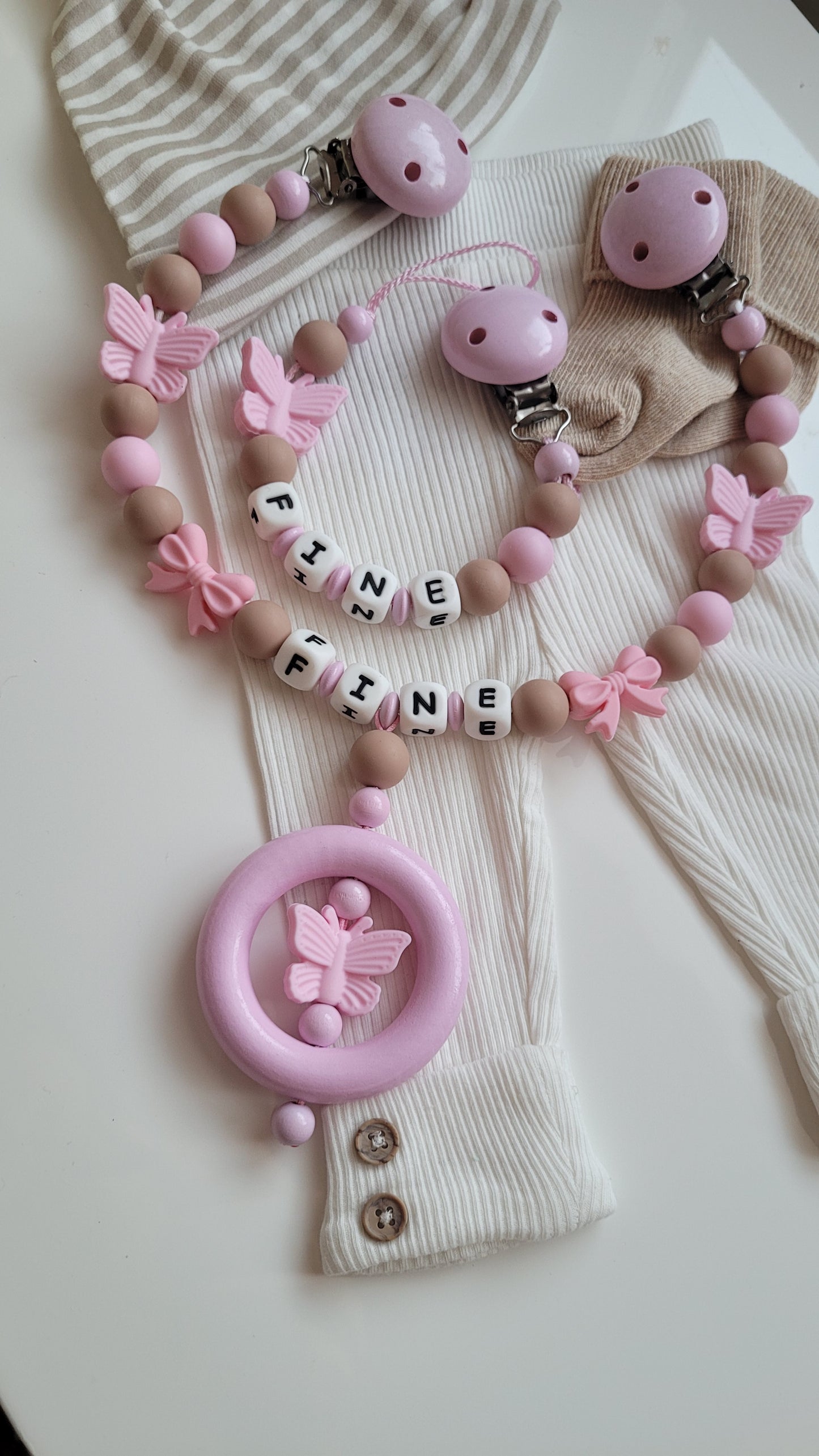 Kinderwagenkette & Schnullerkette mit Namen Schmetterling rosa taupe