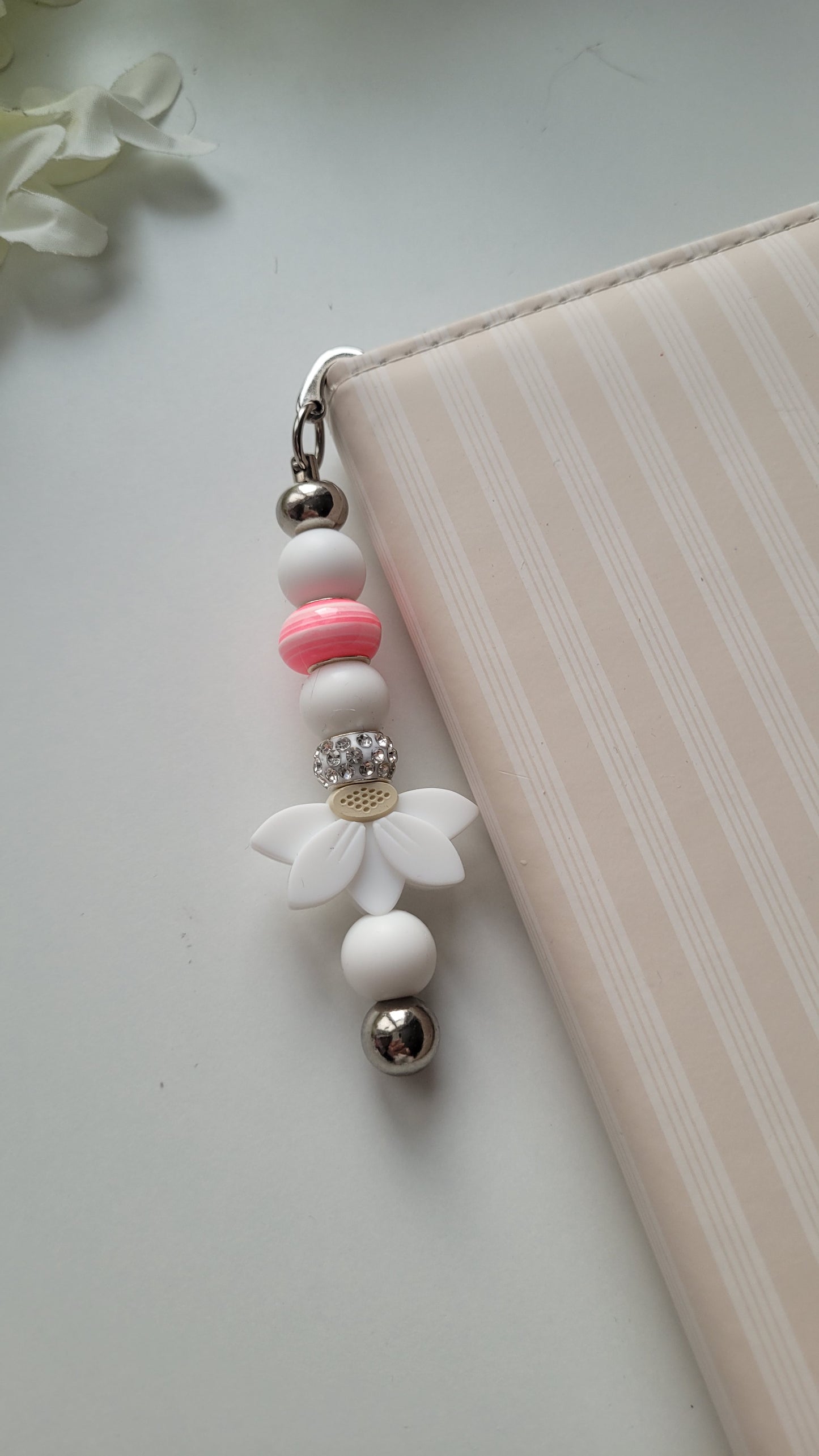 Lesezeichen Blume glitzer weiß rosa