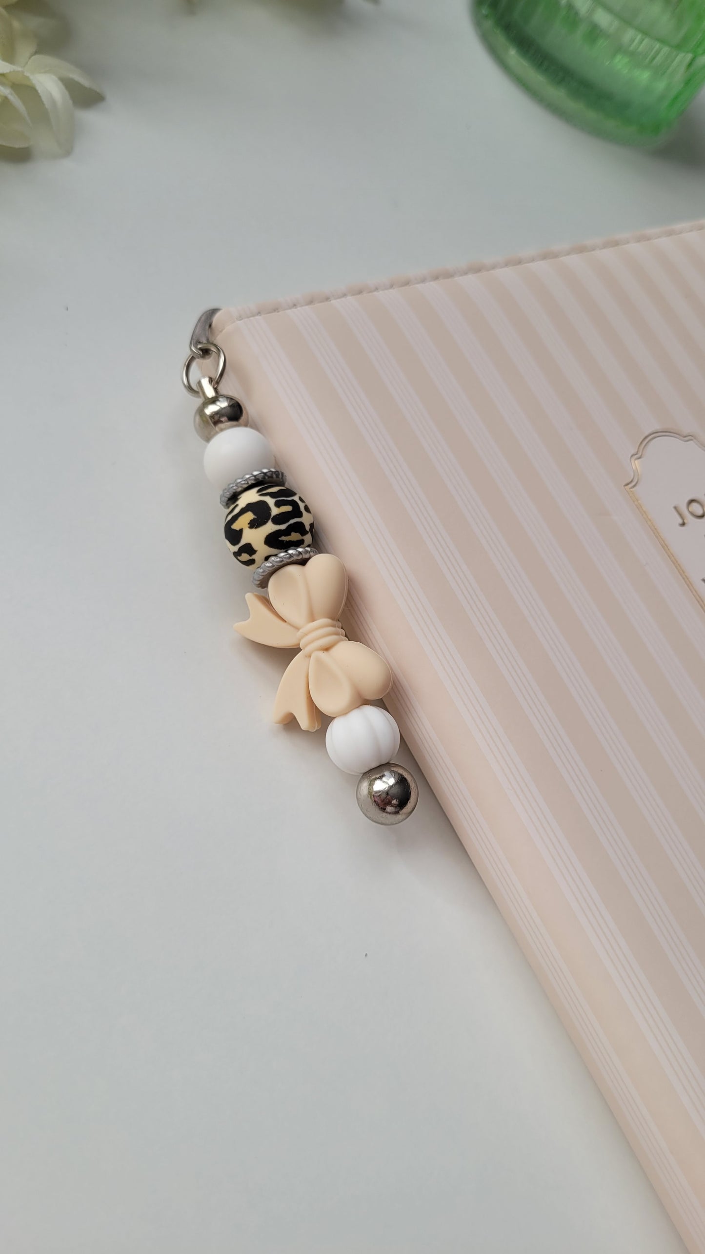 Lesezeichen Schleife leo weiss beige