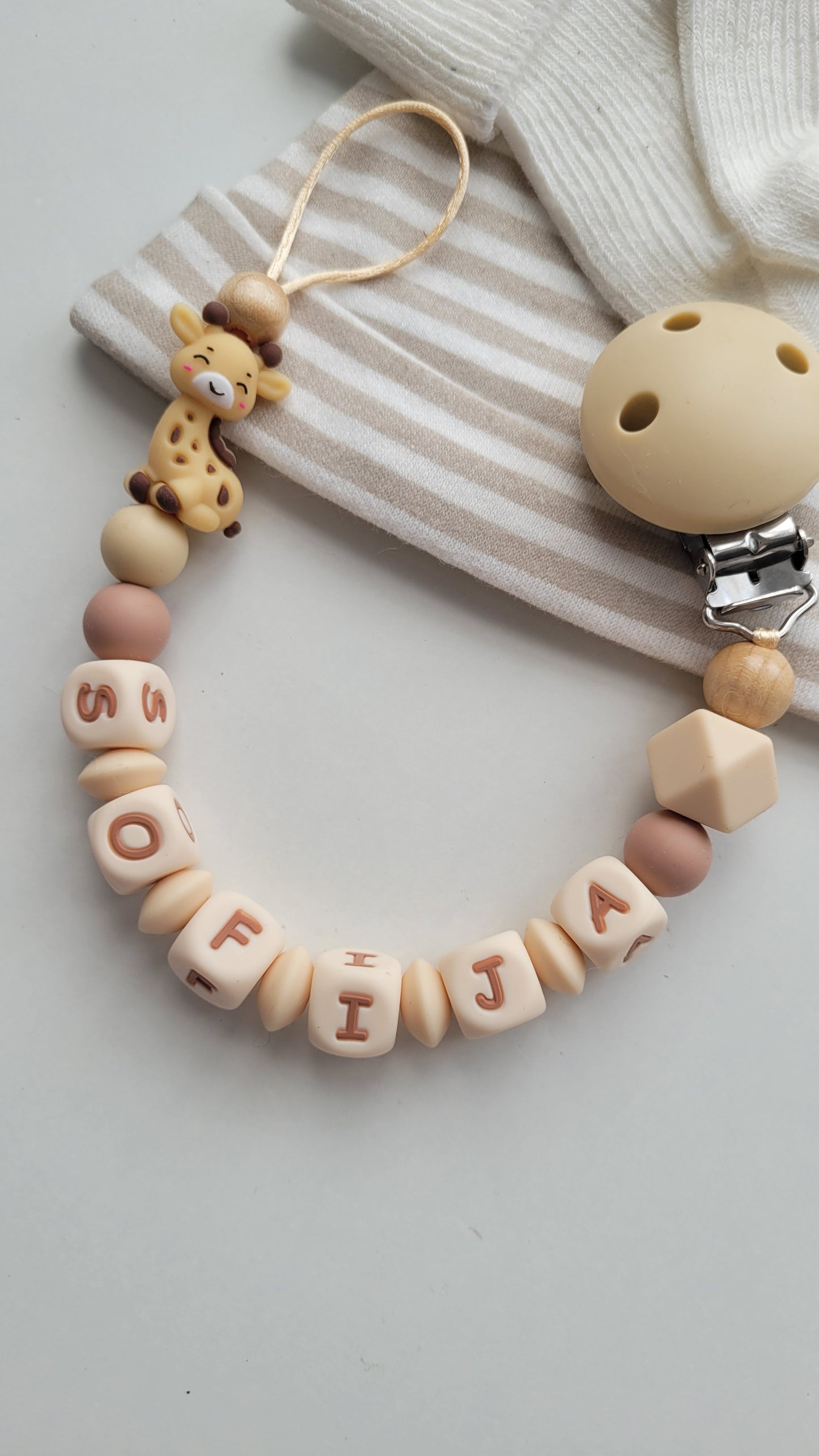 Kinderwagenkette & Schnullerkette mit Namen Giraffen beige braun