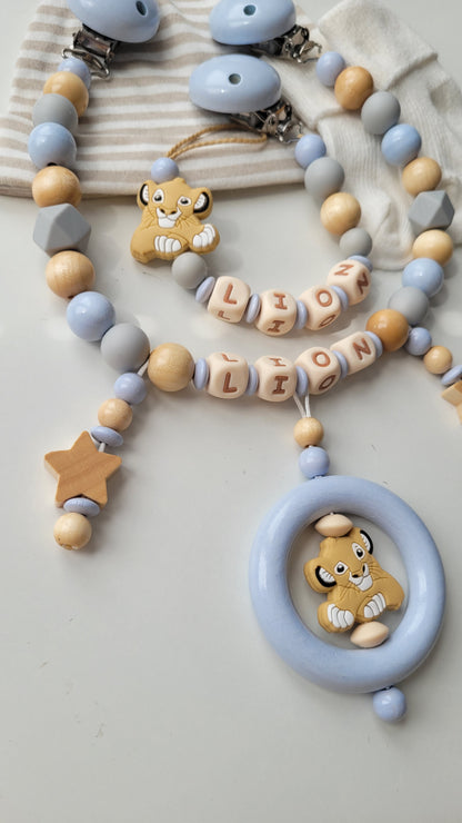 Kinderwagenkette & Schnullerkette mit Namen Löwen & Sterne blau beige
