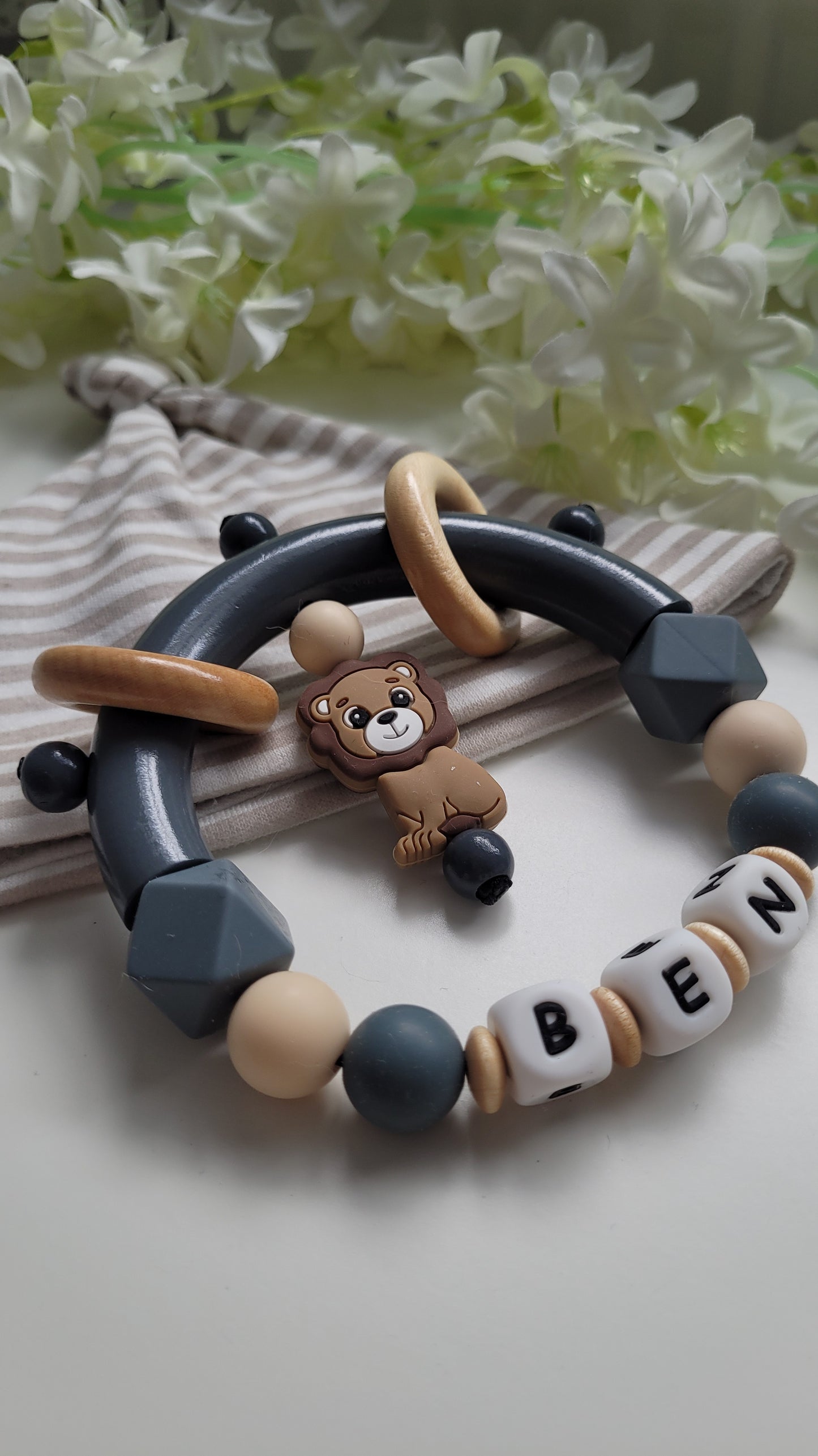 Motorik Greifring mit Namen Löwe beige grau