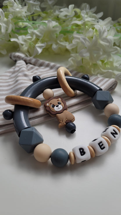 Motorik Greifring mit Namen Löwe beige grau