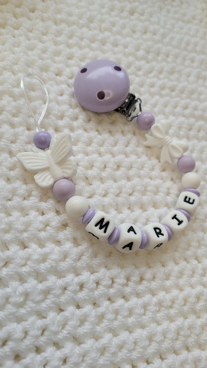 Kinderwagenkette & Schnullerkette mit Name Schmetterling Teddy flieder weiss