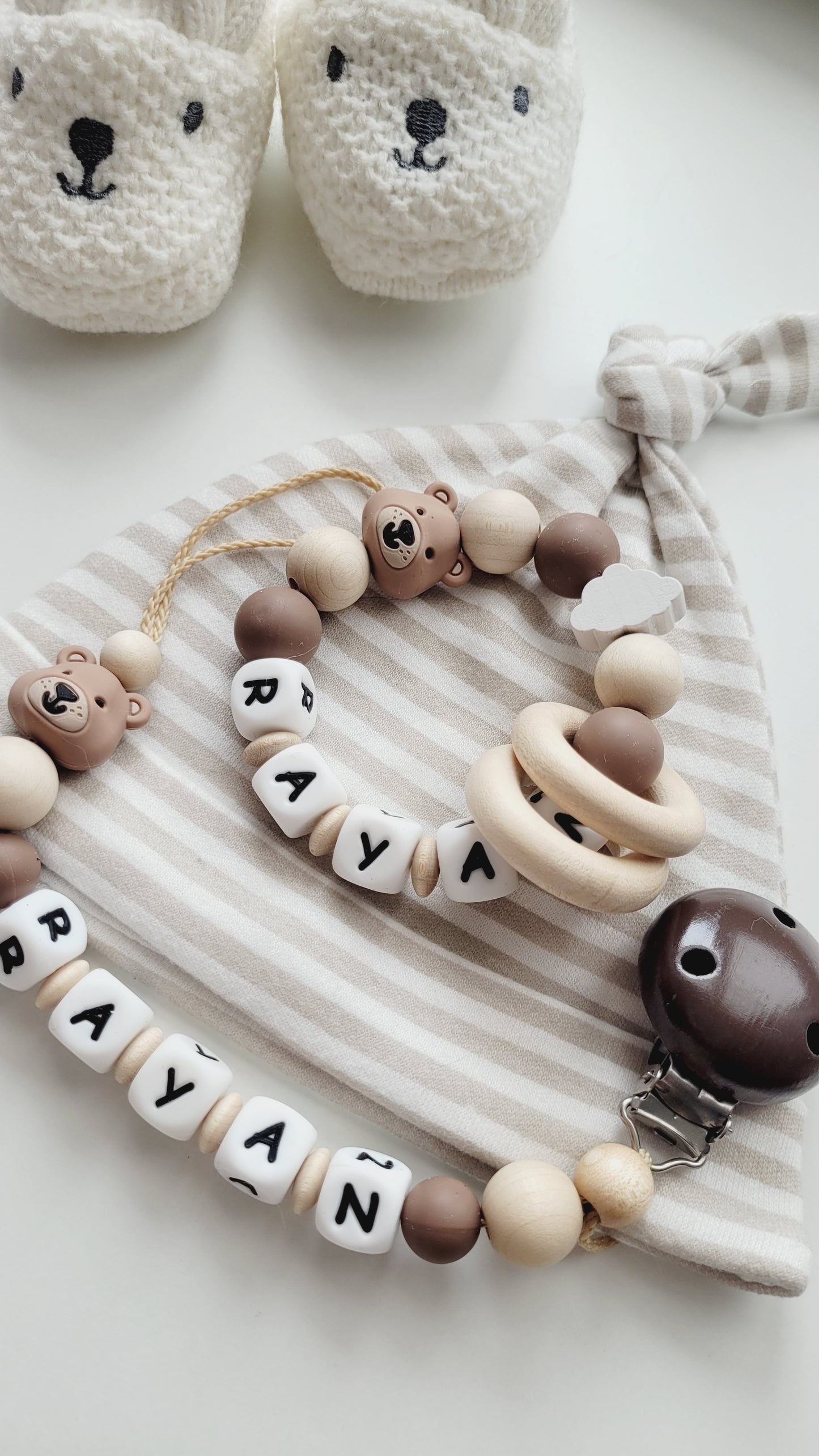Schnullerkette Kinderwagenkette & Beissring mit Namen Teddybär Sterne & Wolken beige braun