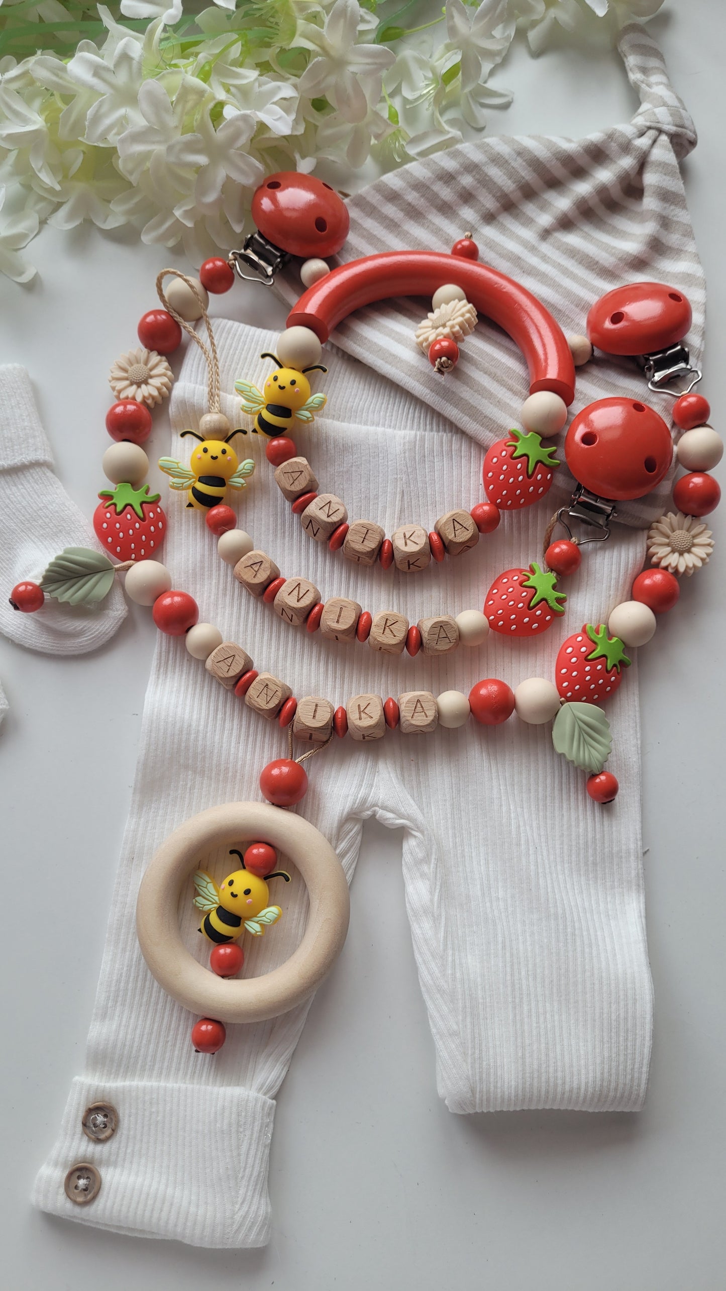 3er Set Kinderwagenkette & Schnullerkette + Greifring mit Namen für Mädchen Erdbeeren und Bienen