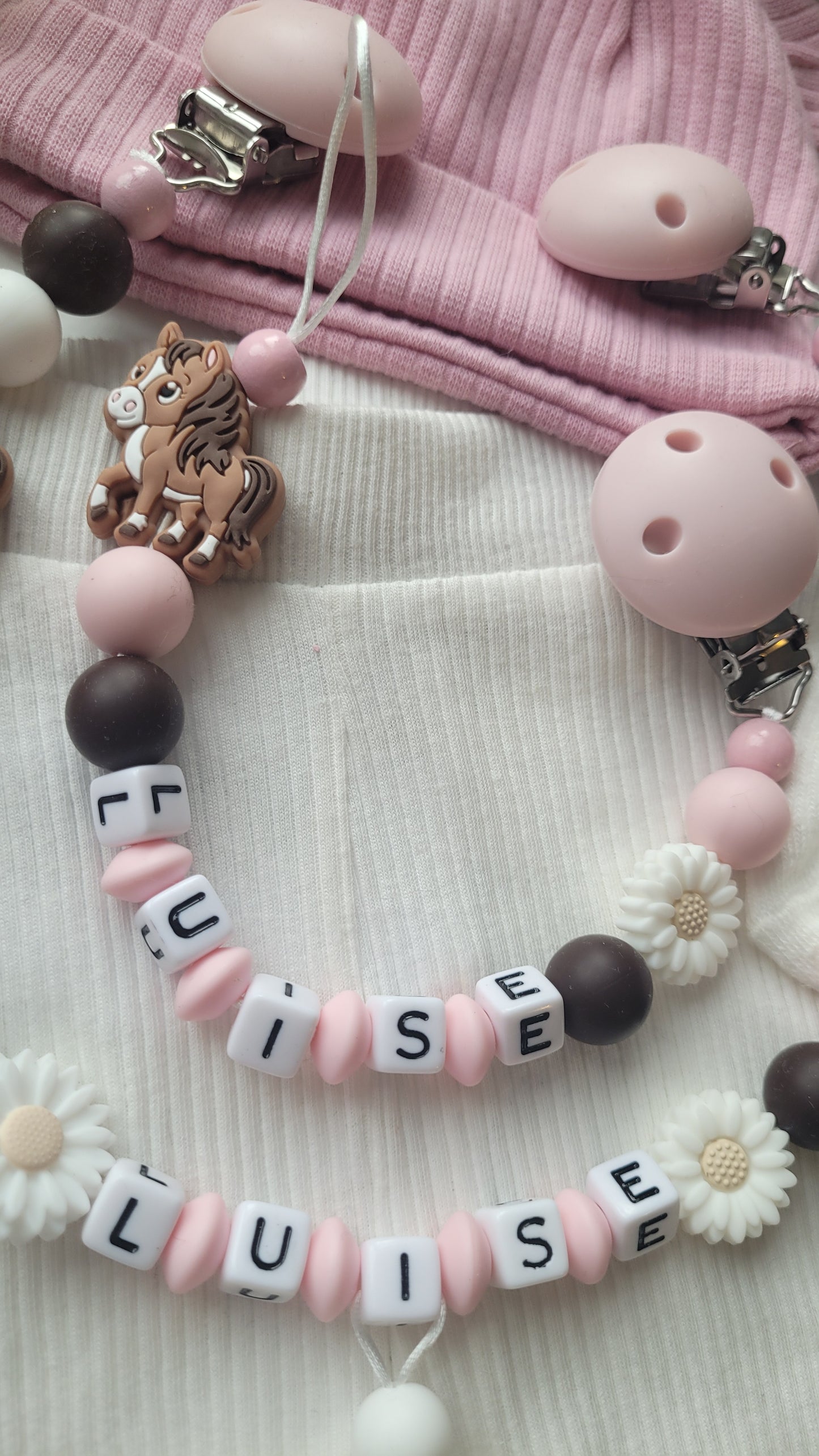 Kinderwagenkette & Schnullerkette mit Namen – Pferd Silikon rosa braun
