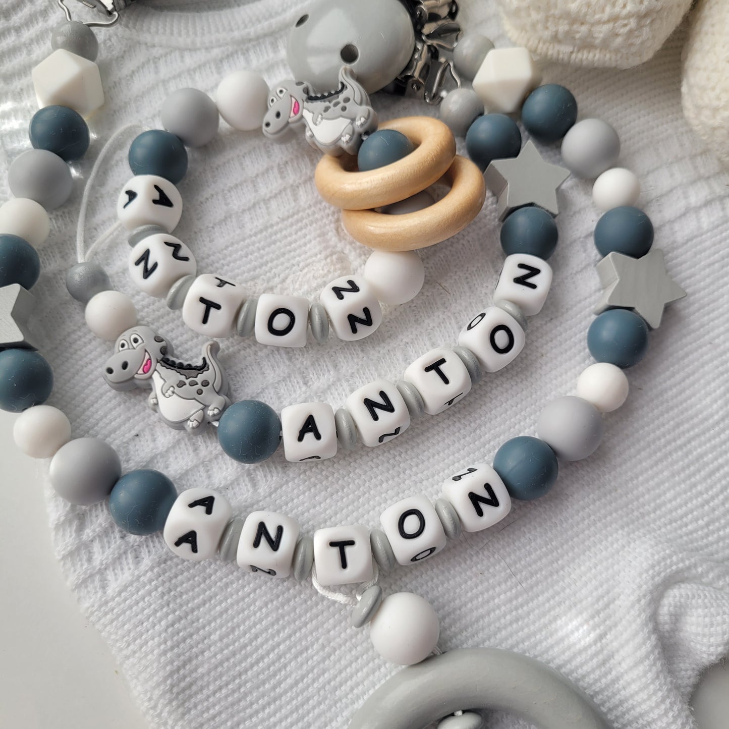 3tlg.Set Schnullerkette Kinderwagenkette & Greifring mit Namen für Jungen Dinosaurier