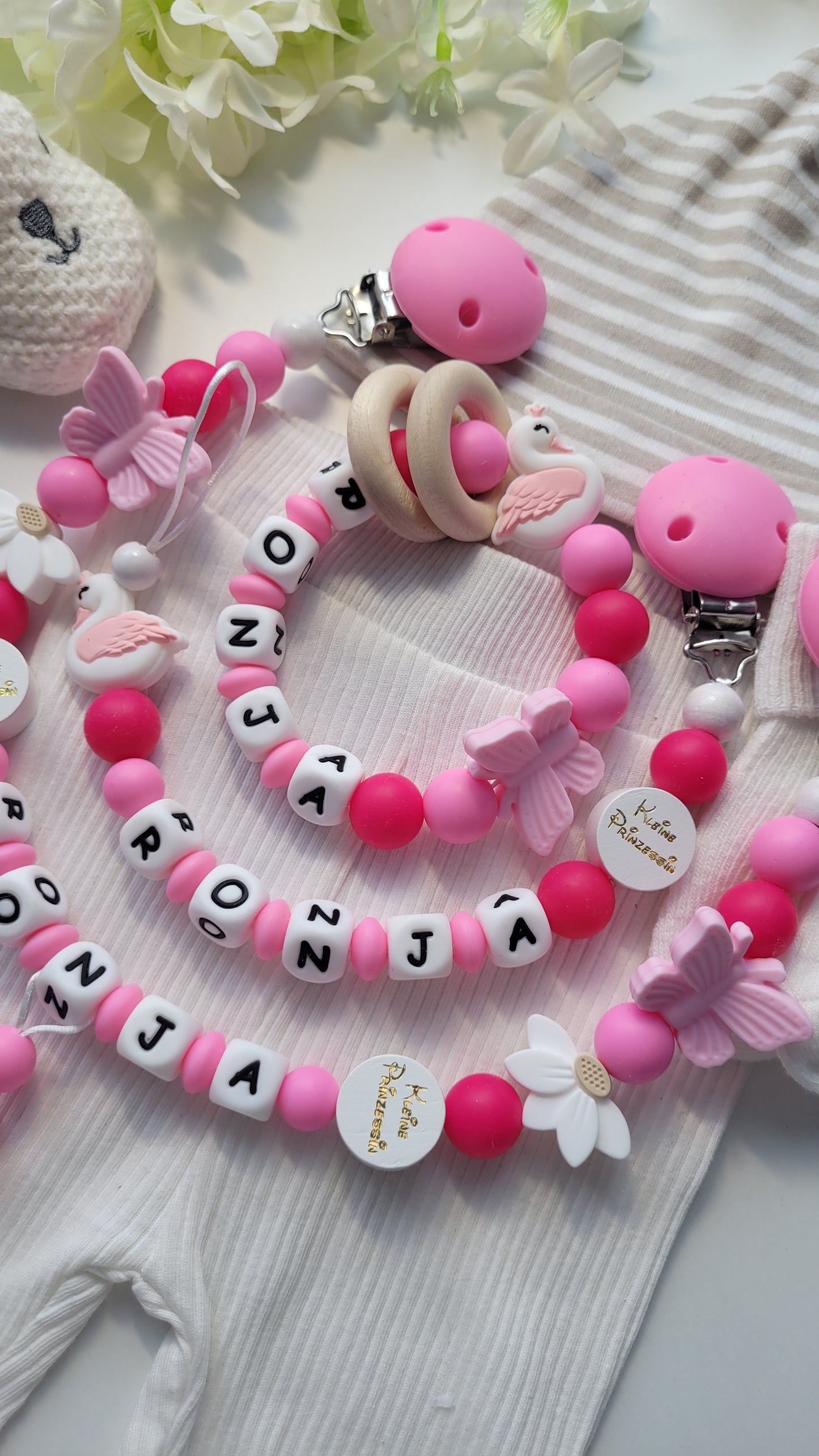 3er Set Schnullerkette Kinderwagenkette & Greifring Schwan & Blumen pink