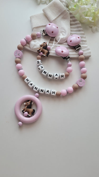 Kinderwagenkette & Schnullerkette mit Namen Pferd & i love Mom und Dad rosa weiss