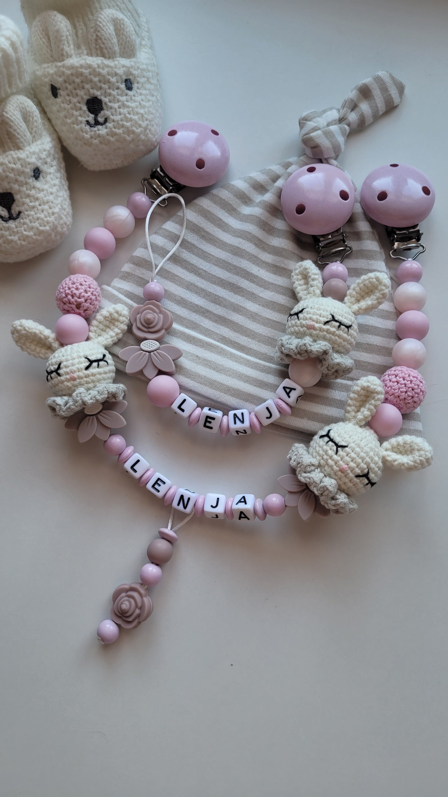Kinderwagenkette & Schnullerkette mit Namen Hasen gehäkelt & Blumen rose