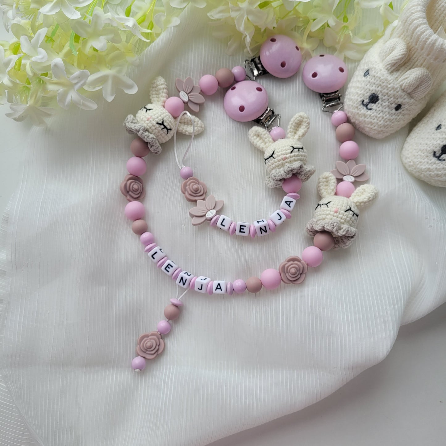 Kinderwagenkette & Schnullerkette mit Namen Hasen gehäkelt & Blumen rose