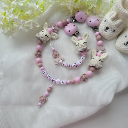 Kinderwagenkette & Schnullerkette mit Namen Hasen gehäkelt & Blumen rose