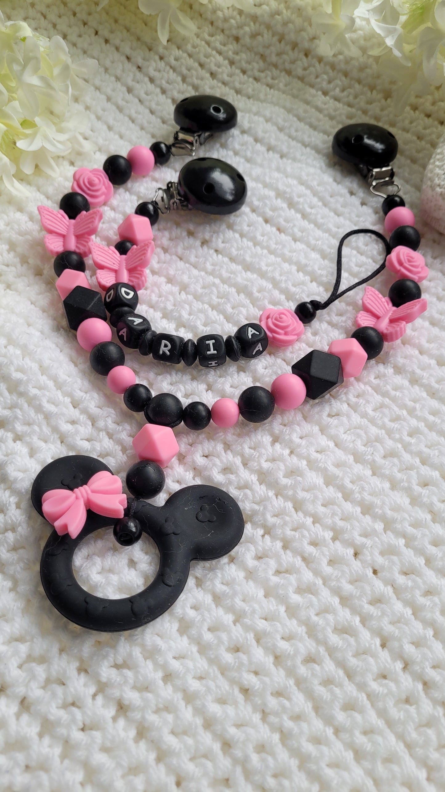 Kinderwagenkette & Schnullerkette mit Namen für Mädchen Schmetterling Maus schwarz pink
