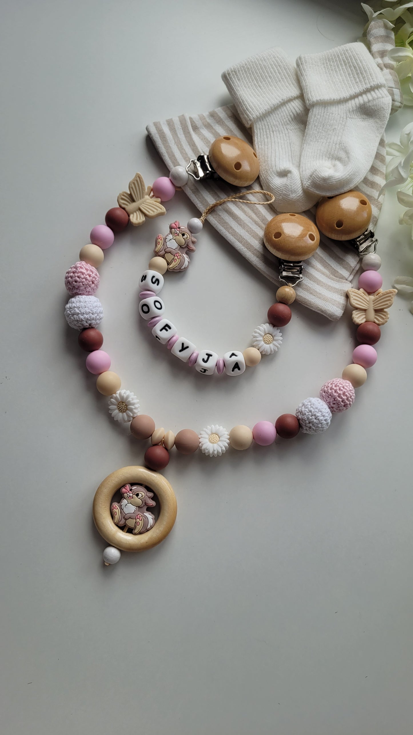 Kinderwagenkette & Schnullerkette mit Namen Schmetterling & Hase  beige braun rosa
