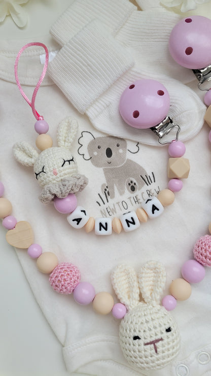 Kinderwagenkette & Schnullerkette mit Namen Hase rosa beige