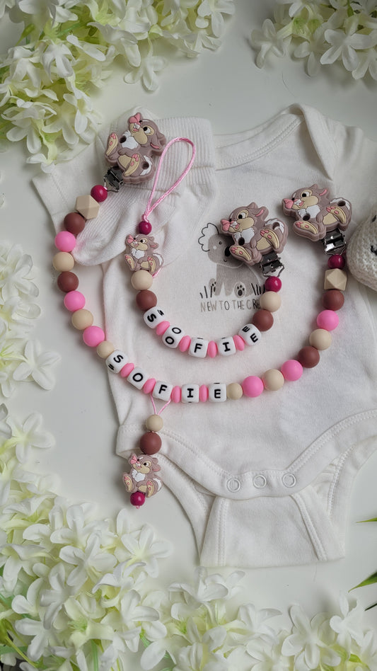 Kinderwagenkette & Schnullerkette mit Namen Hasen braun pink